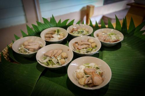 een groep kommen met eten op een tafel bij Tubtim Resort in Ko Samed