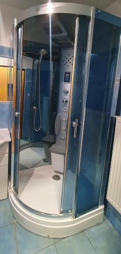 a small bathroom with a shower and a toilet at Chata Oravice Peciská Správa TANAPu in Vitanová