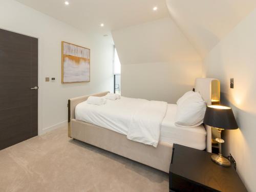 Ένα ή περισσότερα κρεβάτια σε δωμάτιο στο Stylish Central Flat with Private Rooftop Terrace Pass the Keys