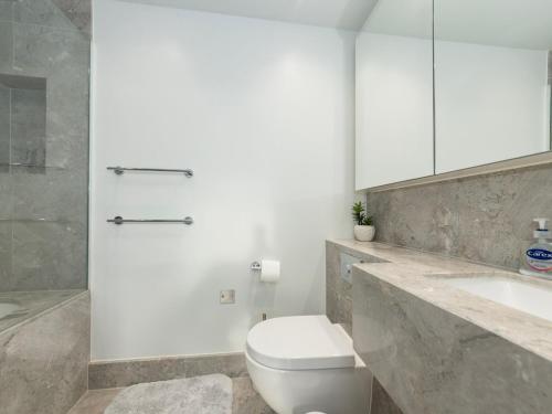 Ένα μπάνιο στο Stylish Central Flat with Private Rooftop Terrace Pass the Keys