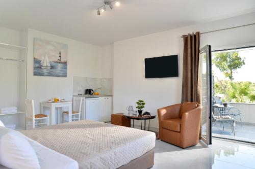 Televisyen dan/atau pusat hiburan di Alekos Luxury Suites - Free 24hr Transformation From To Airport