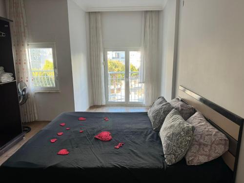 Ένα ή περισσότερα κρεβάτια σε δωμάτιο στο Antalya Gül Apart