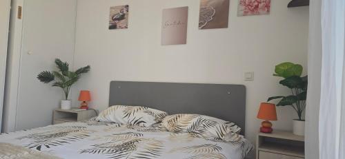 - une chambre avec un lit doté d'oreillers zébrés dans l'établissement jolie appartement pour 4 personnes à propriano, à Propriano