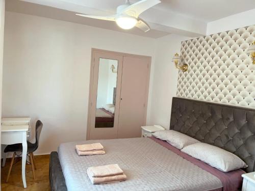 a bedroom with a bed with two towels on it at Sunny Balcony in Oliva