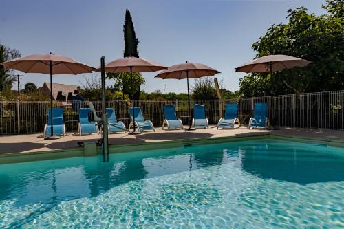 un groupe de chaises et de parasols à côté d'une piscine dans l'établissement Maison Iris, à Castelnaud-la-Chapelle