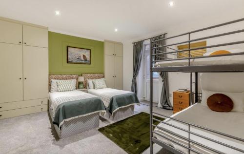 ein Schlafzimmer mit zwei Betten und einem Etagenbett in der Unterkunft 2 Bedroom Family Apartment in Bridlington