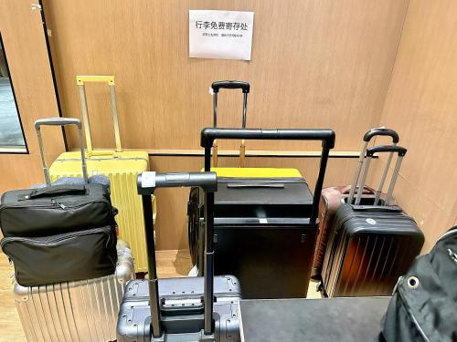 a group of suitcases are lined up against a wall at Wenzhou Wuma Street Wenyuan Hotel is located in the heart of the city, easy to travel, free WiFi, breakfast, coffee, afternoon tea, free laundry service, recommended tourist attractions in Wenzhou