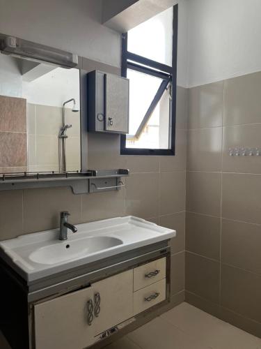 un bagno con lavandino e specchio di Cocon coloré a Dakar