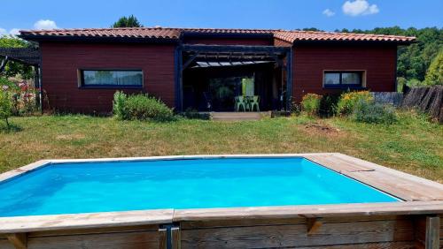 une piscine devant une maison dans l'établissement L'Odyssée 07/ Gîte Ardèche, à Saint-Paul-le-Jeune