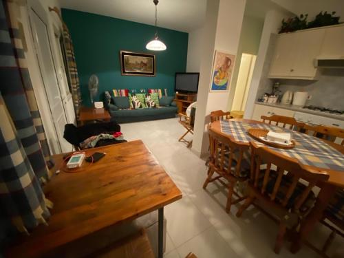 Η κουζίνα ή μικρή κουζίνα στο Sunny 2BR Home in Paralimni Near Beaches,Protaras!