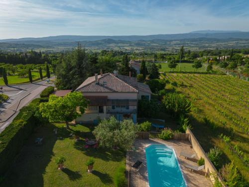 une vue aérienne d'une maison avec piscine dans l'établissement Villa en Luberon, climatisé, Piscine, wifi et Parking gratuit, à Bonnieux