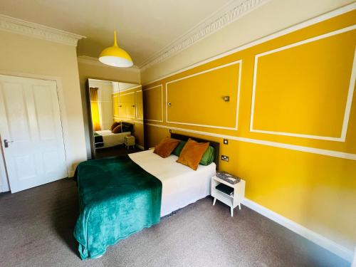 Una cama o camas en una habitación de CAMPBELL 100 DUNFERMLINE
