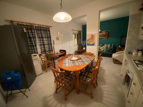 Η κουζίνα ή μικρή κουζίνα στο Sunny 2BR Home in Paralimni Near Beaches,Protaras!