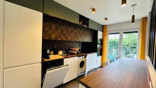 Dapur atau dapur kecil di An Exceptional Apartment, 20 Min Paris, 10 Min Orly Airport, 30 Min Disney, 25 Min Versailles, Parking free
