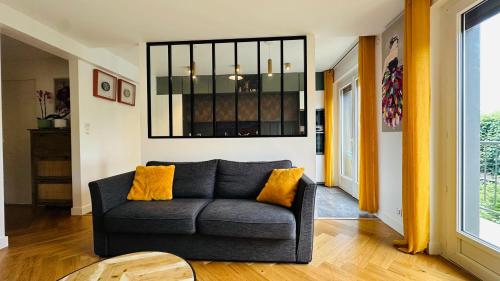 Ruang duduk di An Exceptional Apartment, 20 Min Paris, 10 Min Orly Airport, 30 Min Disney, 25 Min Versailles, Parking free