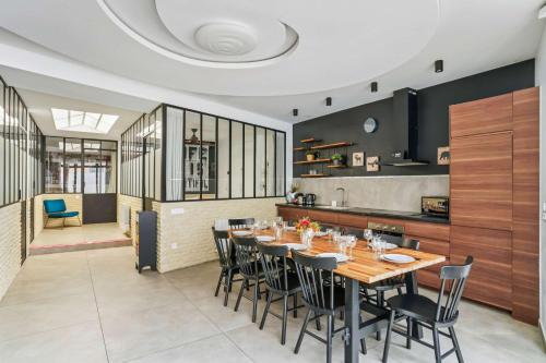 une cuisine et une salle à manger avec une table et des chaises dans l'établissement Spacious apartment - 4BR 10P - Place d'Italie, à Paris