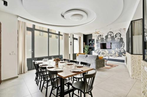 une salle à manger avec une longue table et des chaises dans l'établissement Spacious apartment - 4BR 10P - Place d'Italie, à Paris