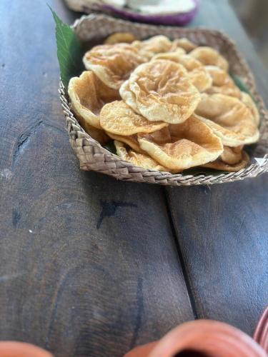 a bowl of chips sitting on top of a table at Mati Gedara Resort in Digana