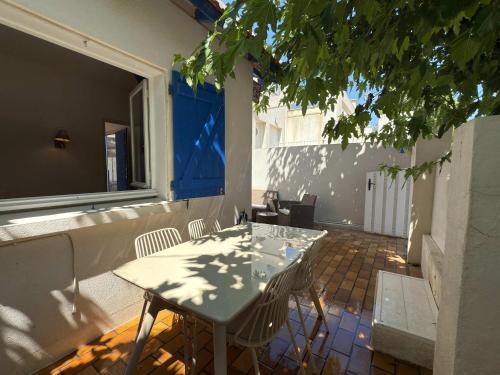 a table and chairs sitting on a patio at Valras-Loc - Maison de Pecheur in Valras-Plage