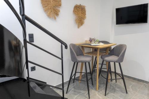 Телевизор и/или развлекательный центр в Anassa 14 Luxury One Bedroom Maisonette