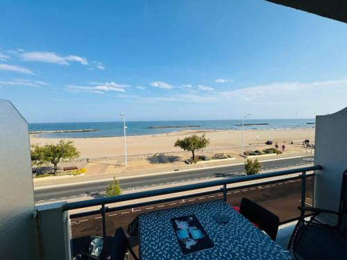 un balcon avec vue sur la plage et l'océan dans l'établissement Valras-Loc - Appartement Trois Etoiles, à Valras-Plage