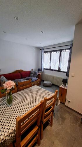 un salon avec un lit et un canapé dans l'établissement La loge - EN PLEIN COEUR DU VILLAGE, à Saint-Gervais-les-Bains