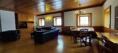 a living room with a table and a couch at Große Wohnung mit Garagenparkplatz in Vols am Schlern