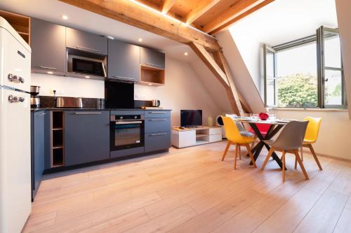 une cuisine et une salle à manger avec une table et des chaises dans l'établissement 5 - Seigneurie Fouquet - Gaspareau, au Palais