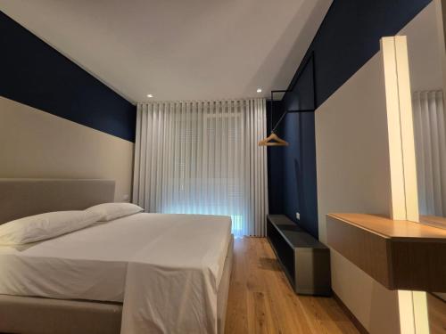 Ένα ή περισσότερα κρεβάτια σε δωμάτιο στο Blue Harmony Lalzi Bay