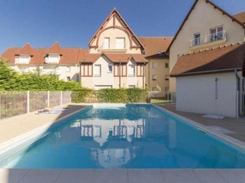 une piscine devant une maison dans l'établissement Charmant cocon avec WiFi à Merville-Franceville-Plage - FR-1-788-59, à Merville-Franceville-Plage