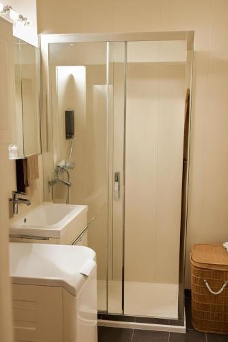 a bathroom with a shower and a sink at Petit nid douillet proche mer et commerces in Fréjus
