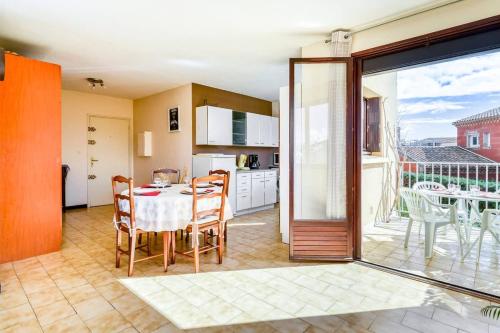 une cuisine et une salle à manger avec une table et des chaises dans l'établissement Valras-Loc T2 spacieux et calme au coeur de Valras, à Valras-Plage