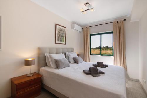 Ένα ή περισσότερα κρεβάτια σε δωμάτιο στο Salgados Beach House