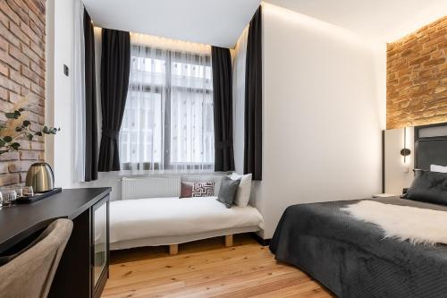 een slaapkamer met een bed en een stoel voor een raam bij The Big Urban Stay in Istanbul