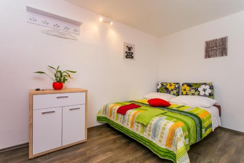 1 dormitorio con 1 cama y vestidor con en Apartments Tomaš, en Trogir