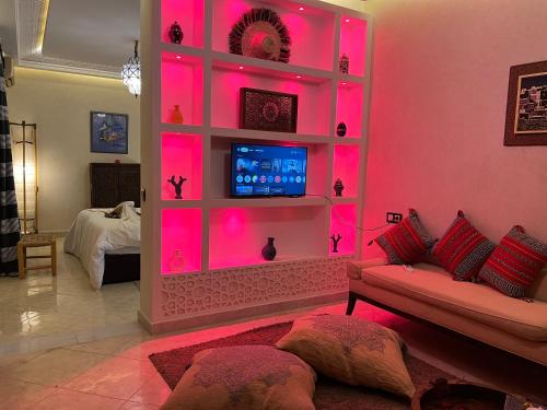 TV a/nebo společenská místnost v ubytování Riad Tislite & SPA