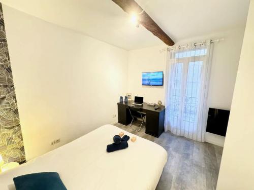 une chambre avec un lit blanc et un bureau dans l'établissement Chambre Orb 1 etage, à Béziers