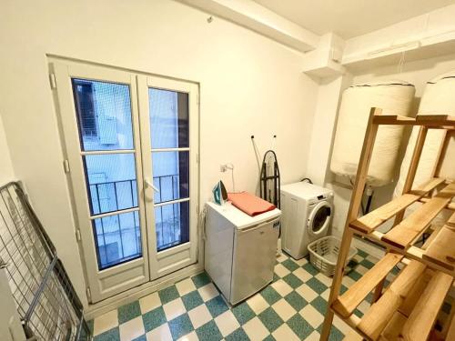 La salle de bains est pourvue d'un lave-linge et d'un sèche-linge. dans l'établissement Chambre Neuf Ecluses 2e etage, à Béziers