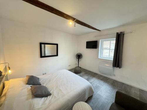 una camera da letto con un letto bianco e una finestra di Chambre Canal du Midi 4 etage a Béziers