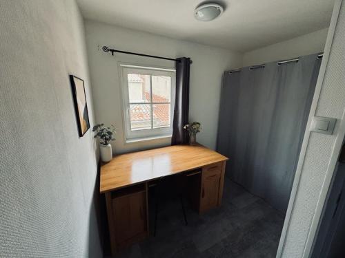 un bureau avec un bureau et une fenêtre dans l'établissement Chambre Canal du Midi 4 etage, à Béziers