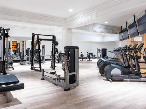 Pusat kecergasan dan/atau kemudahan kecergasan di Boardwalk CozySuites Condo with kitchen 51