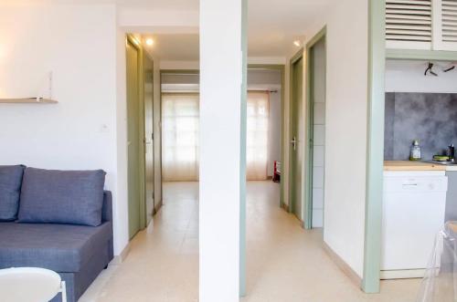 un salon avec un canapé et une cuisine dans l'établissement Villa Solera 3 etoiles, jardin, 30m plage, à Valras-Plage