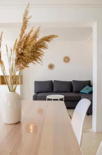 une salle à manger avec une table et un canapé dans l'établissement Villa Solera 3 etoiles, jardin, 30m plage, à Valras-Plage