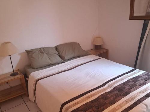 - un lit dans une petite chambre avec deux lampes dans l'établissement Villa T3 Mezzanine 6 pers. avec piscine, parking privé, proche plage et commerces - FR-1-81-270, au Barcarès
