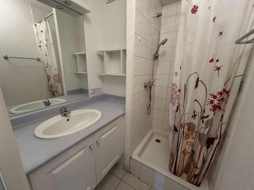 une salle de bain avec un lavabo et un rideau de douche dans l'établissement Port Camargue: appt 2 pièces 5 pers, parking, terrasse - FR-1-250-199, au Grau-du-Roi