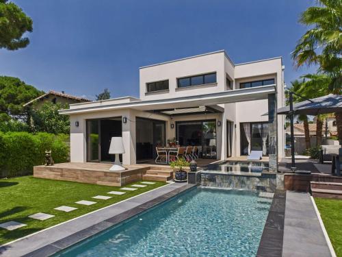 Villa Contemporaine 4 Pièces avec Piscine, Jardin et Wi-Fi à Agde, Proche Plage et Commerces - FR-1-423-257
