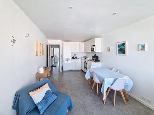 une cuisine et une salle à manger avec une table et des chaises dans l'établissement Appartement à Courseulles-sur-Mer avec Vue sur Port et Parking - FR-1-746-33, à Courseulles-sur-Mer