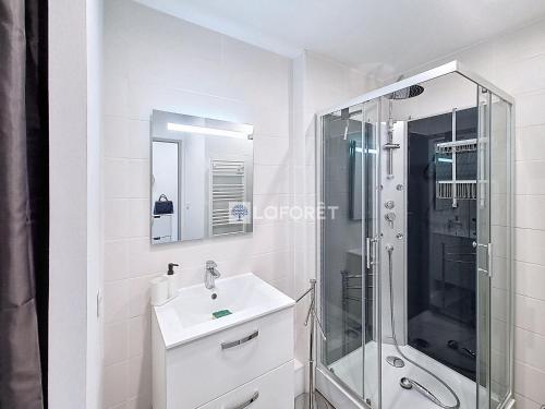 une salle de bain blanche avec une douche et un lavabo dans l'établissement Appartement à Courseulles-sur-Mer avec Vue sur Port et Parking - FR-1-746-33, à Courseulles-sur-Mer