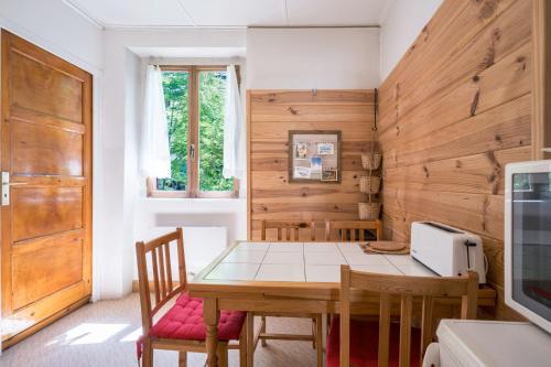 d'une salle à manger avec une table et des murs en bois. dans l'établissement Rose Des Neiges, à Valloire