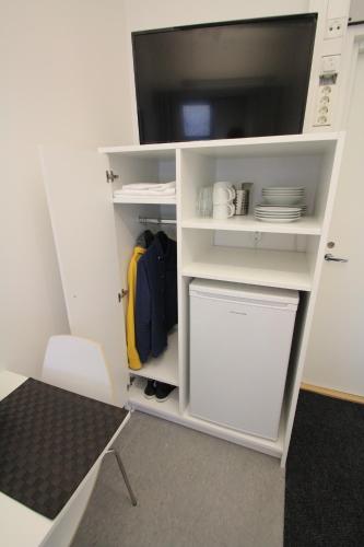 Una televisión o centro de entretenimiento en Forenom Hostel Helsinki Pitäjänmäki